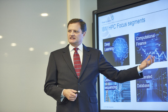 마크 웨스트 IBM HPC 전략&사업개발 총괄이 9일 서울 여의도 IFC빌딩 한국IBM 회의실에서 HPC 신제품과 전략에 대해 소개하고 있다. 한국IBM 제공